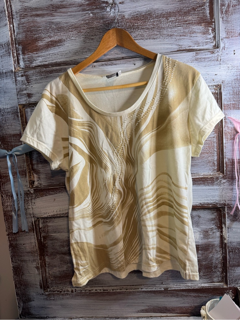Women's Cream & Tan Abstract Wave Scoop Neck Top